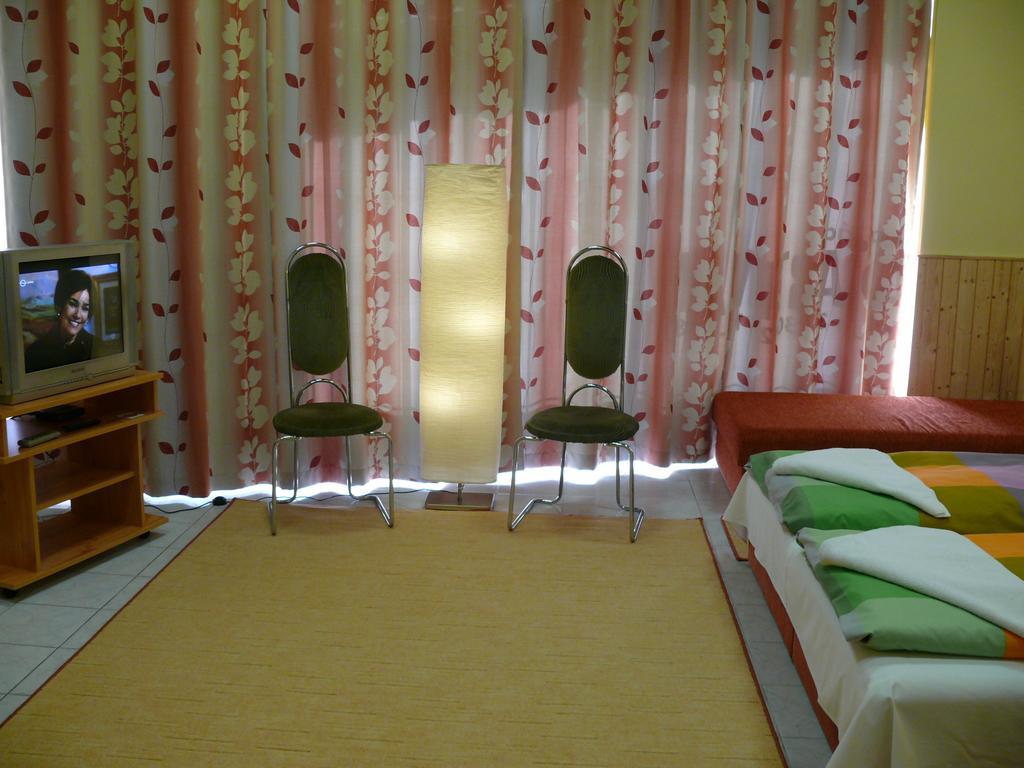 Madacsi Vendeghaz Apartment Kiskoros Luaran gambar